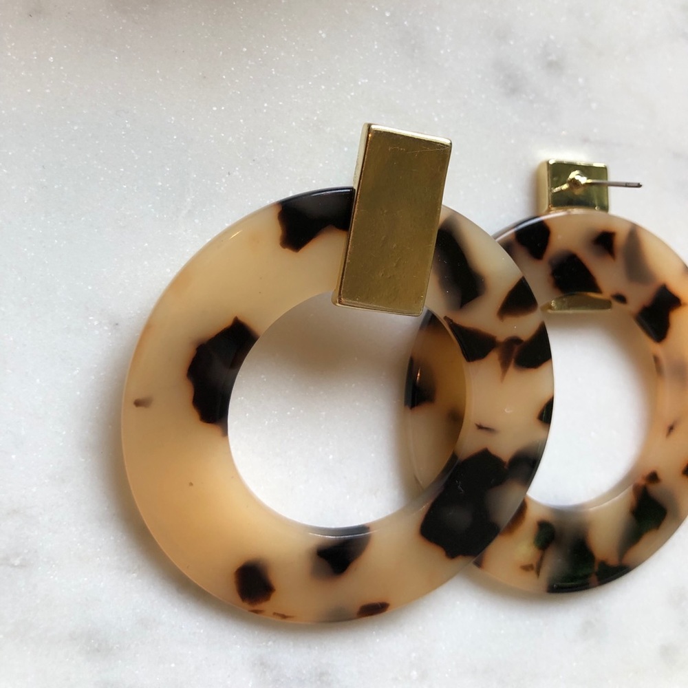 NWOT! The Camilla Resin Hoop Earring - Picture 6 of 8